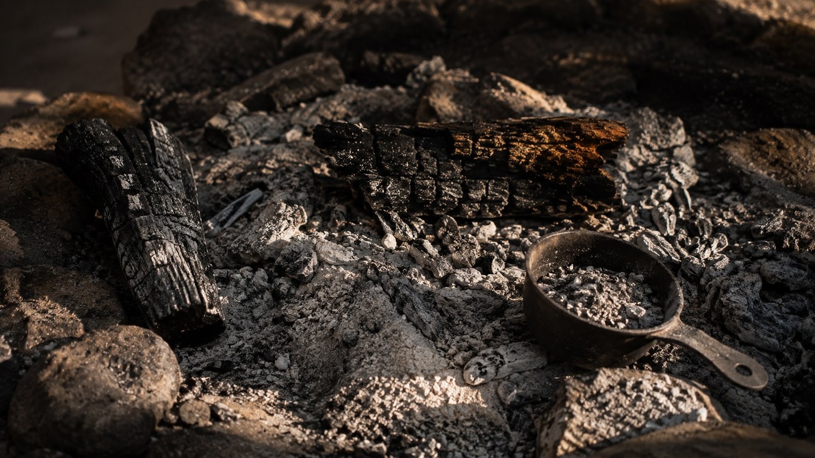 Layered mineral and ash surface